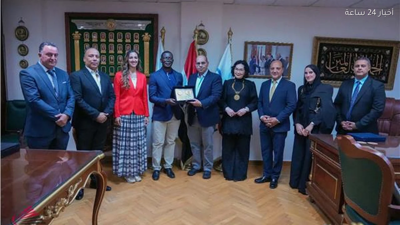إدريس يستقبل رئيسة الاتحاد الدولي للريشة الطائرة لمتابعة بطولة العالم للناشئين
