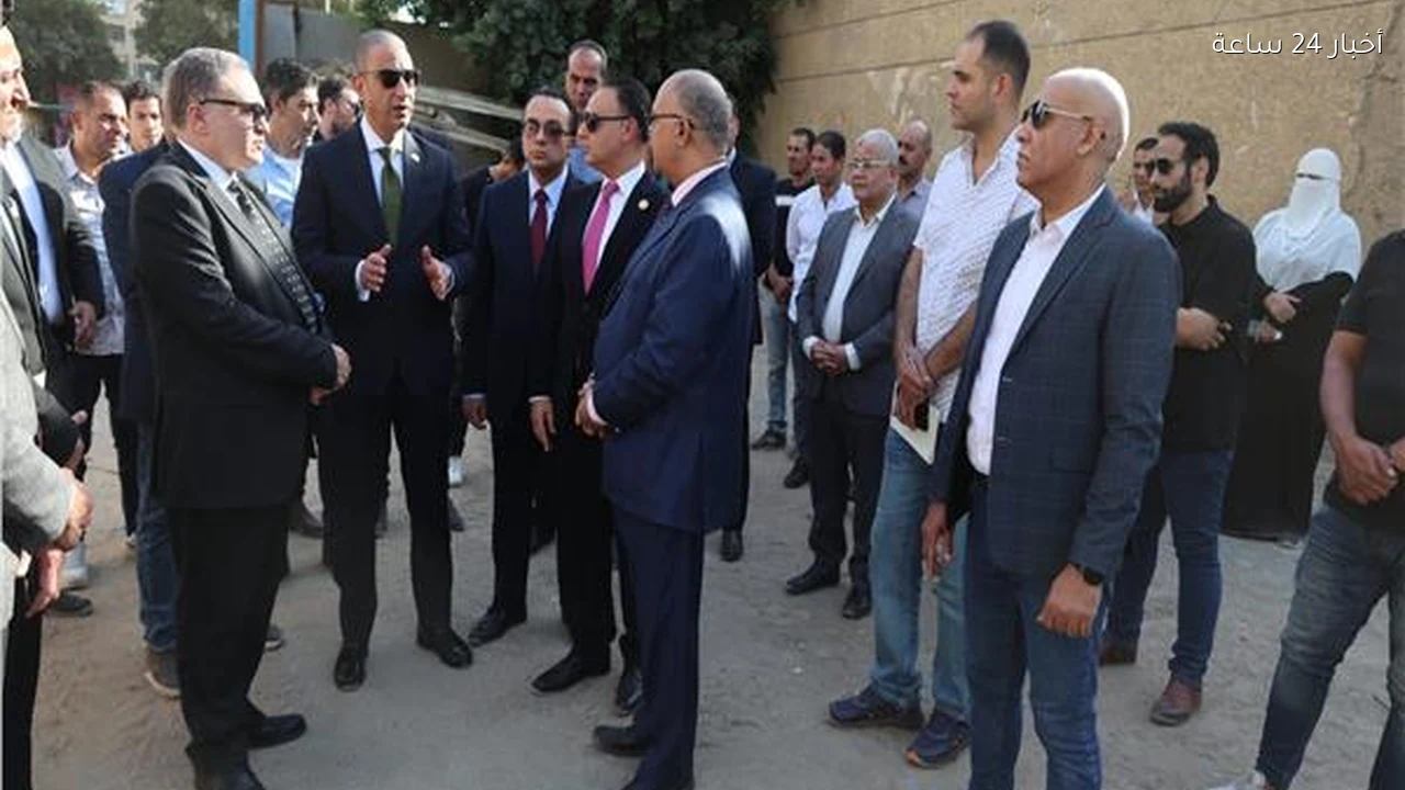 محافظ الجيزة يتفقد ساحات التحفظ على السيارات ويسلم الأراضي المشغولة