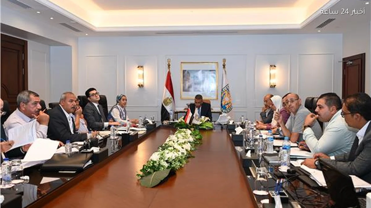 محافظ جنوب سيناء يترأس اجتماع اللجنة العليا للبت في طلبات المستثمرين وتوفيق أوضاع المواطنين